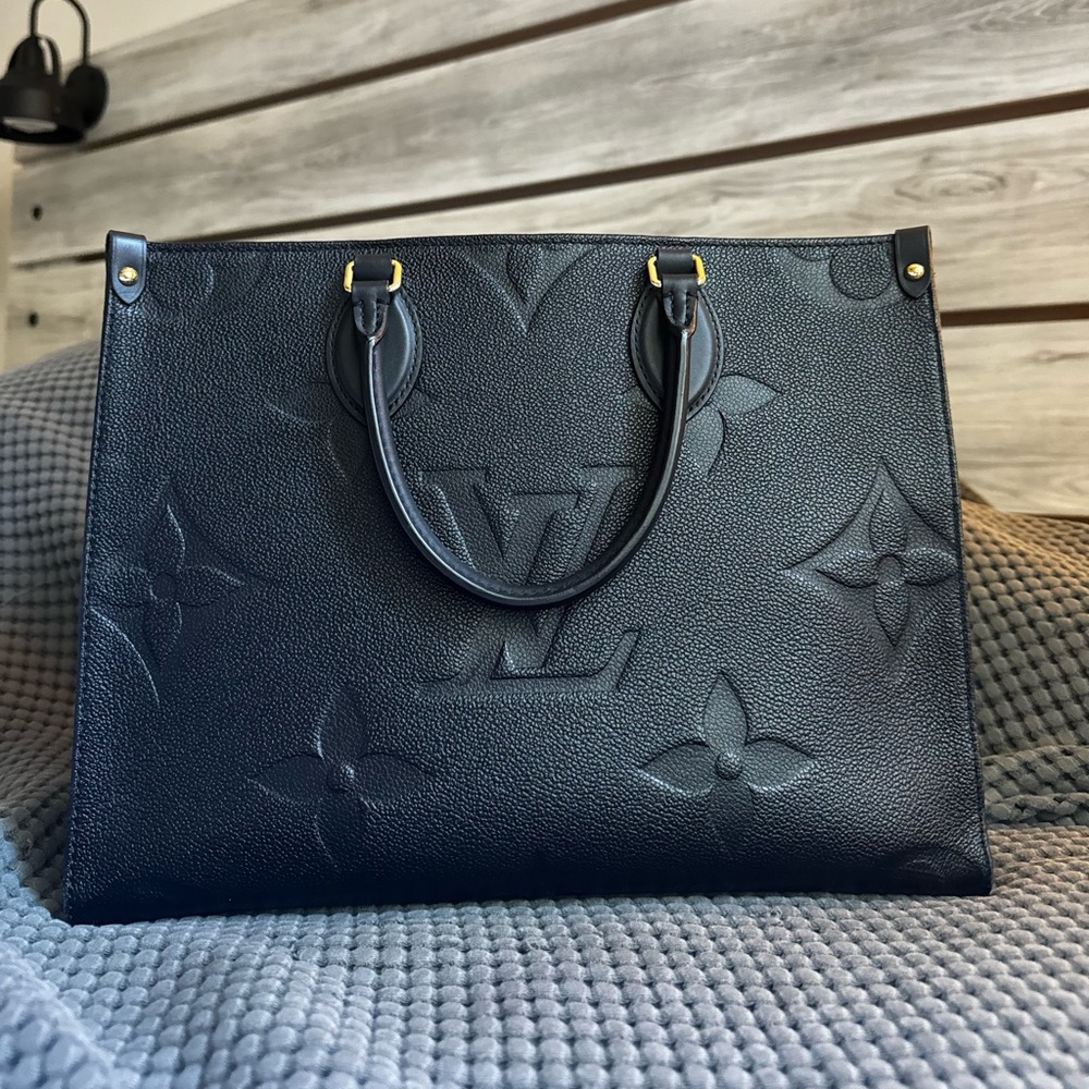 LOUIS VUITTON ONTHEGO PURSE- BLACK